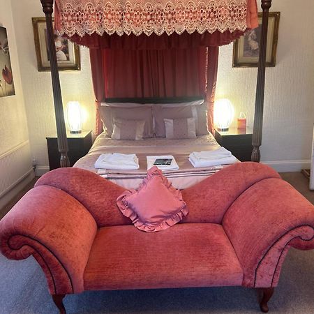 Parlors Hall Hotel Бриджнорс Экстерьер фото