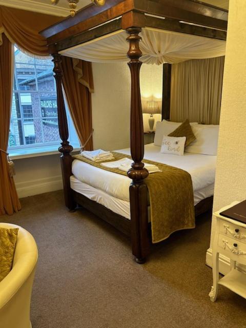 Parlors Hall Hotel Бриджнорс Экстерьер фото